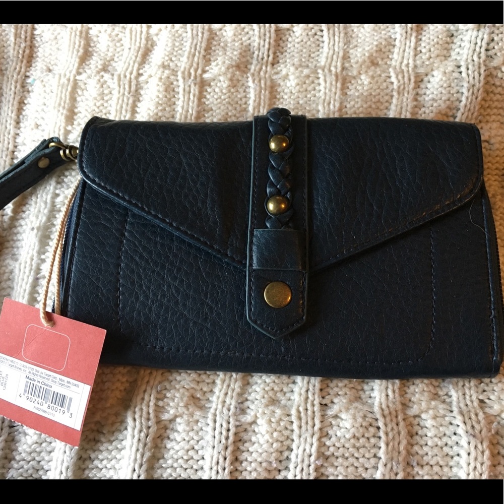 🎁NWT Navy wristlet / clutch with removable strap.